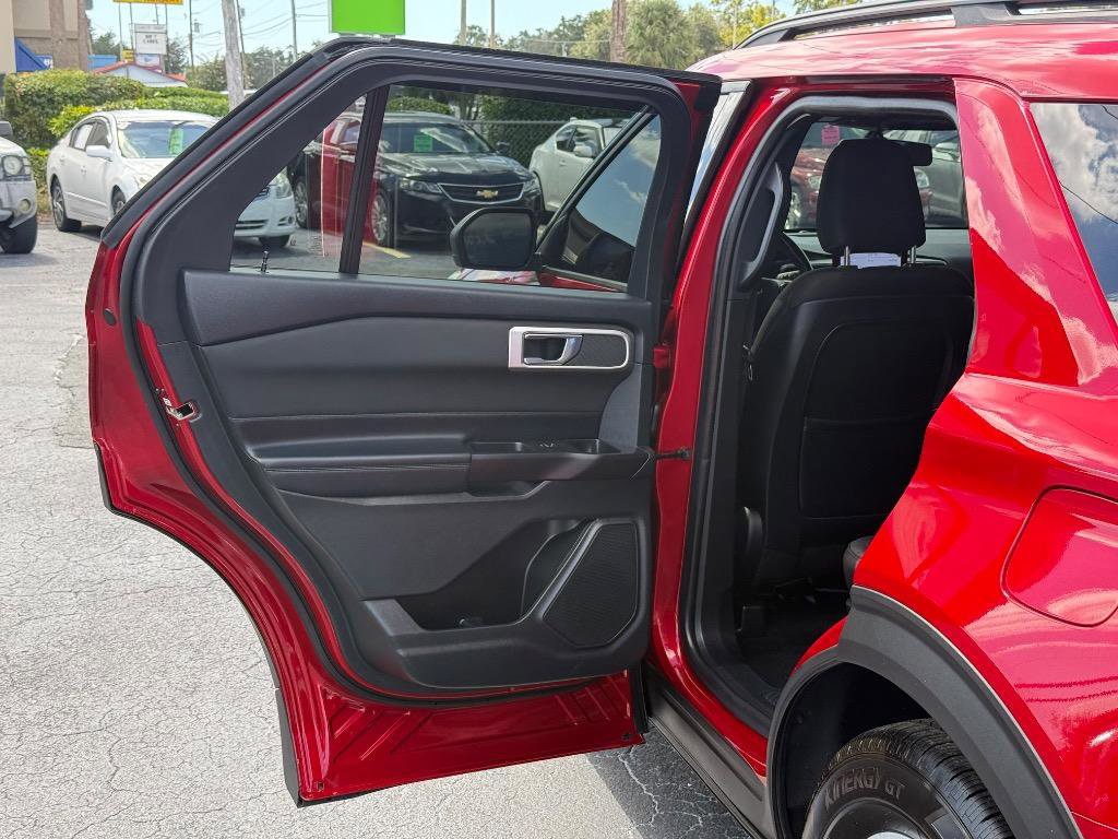 Used 2020 Ford Explorer XLT image 12
