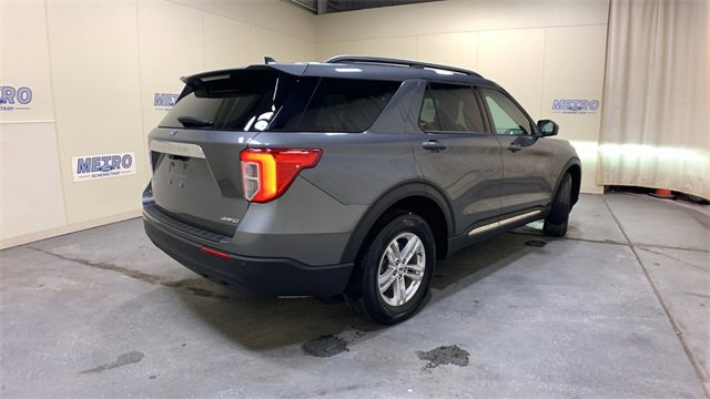 Used 2023 Ford Explorer XLT image 3