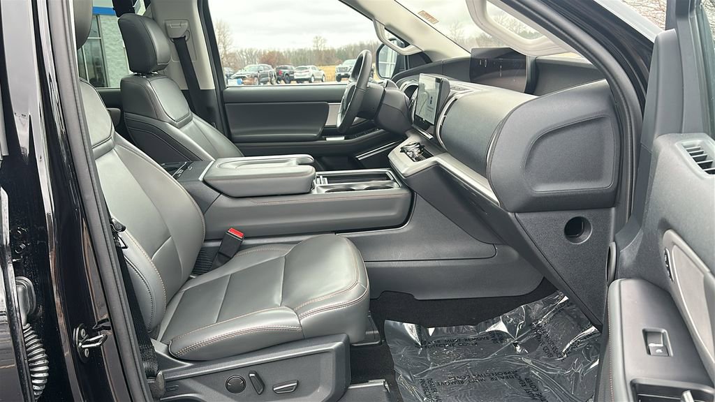 Used 2025 Ford Expedition Active AWD/4WD image 33