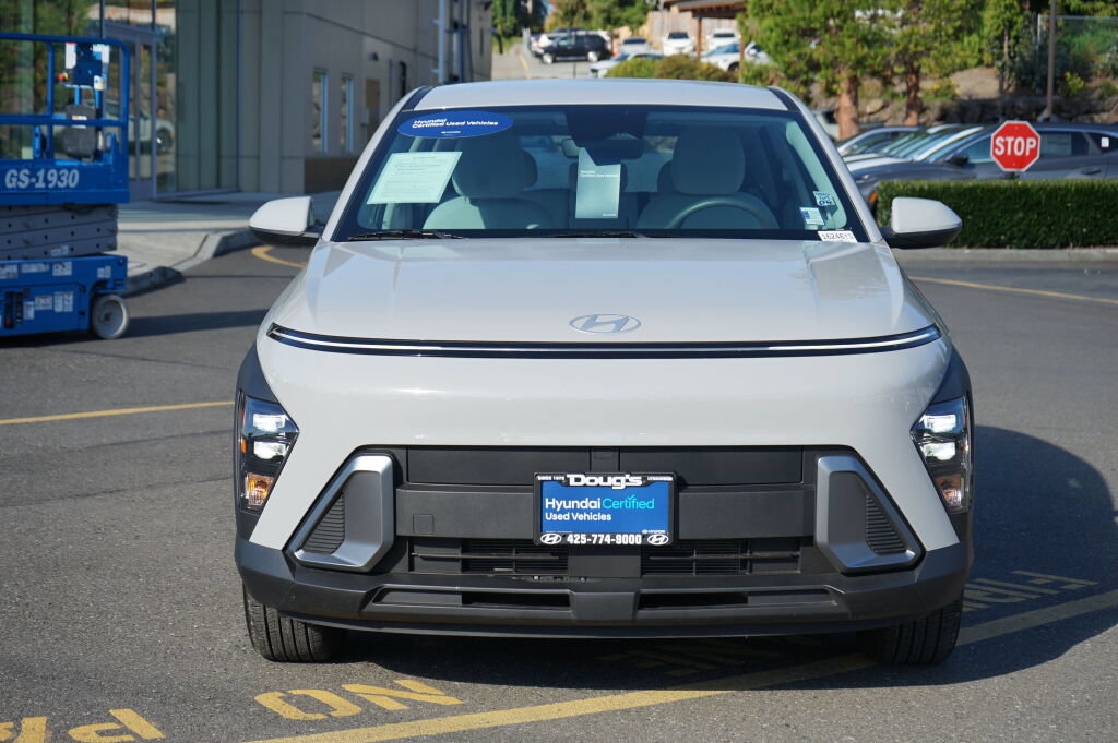 Certified 2025 Hyundai Kona SE FWD image 2