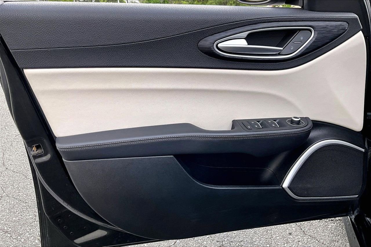 Used 2019 Alfa Romeo Giulia RWD image 25