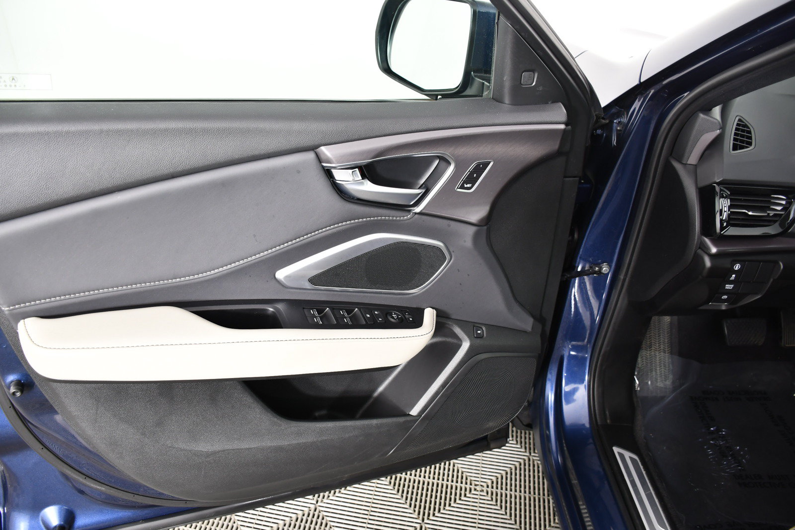 Used 2025 Acura RDX SH-AWD image 35
