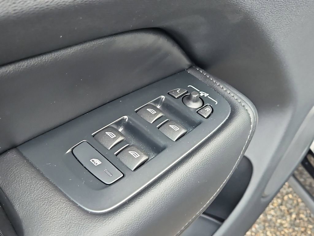 Used 2025 Volvo XC60 B5 Core image 29