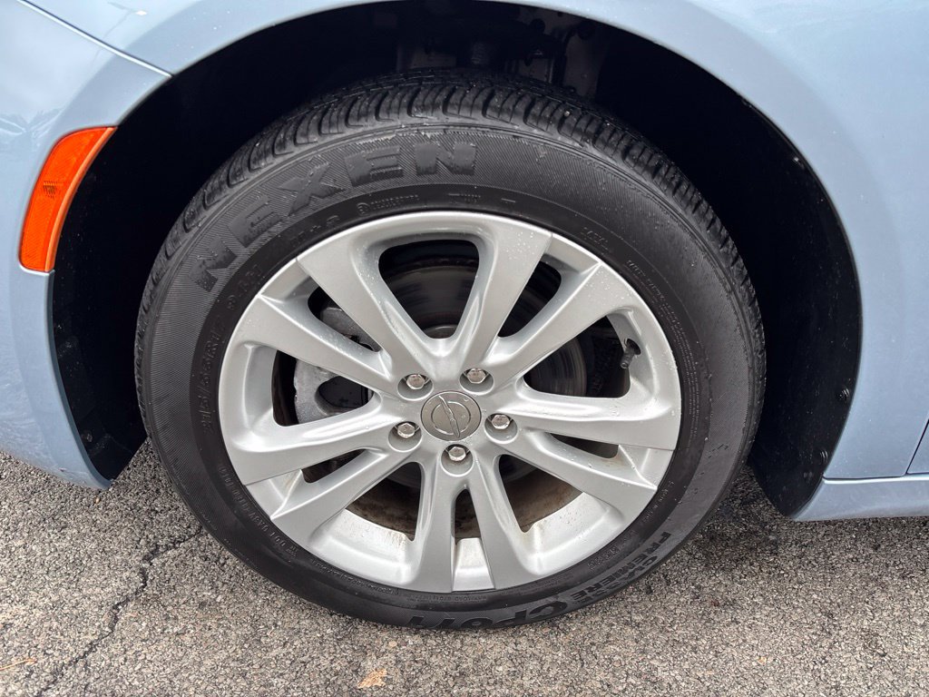 Used 2015 Chrysler 200 Limited w/ Convenience Group FWD image 10