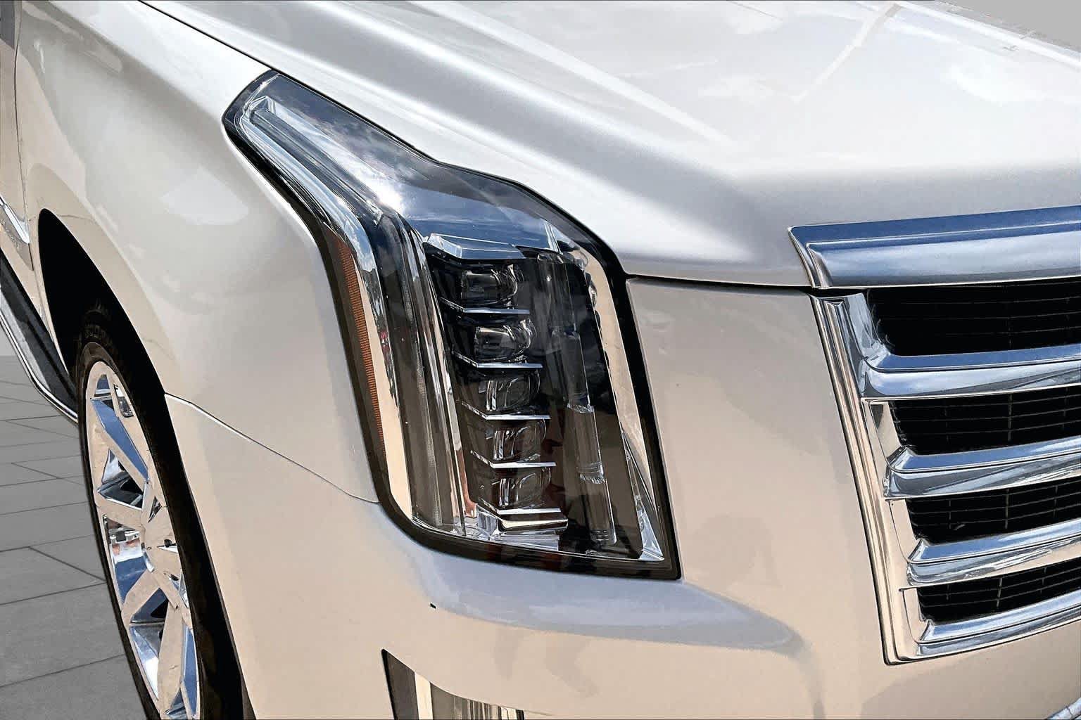Used 2015 Cadillac Escalade Luxury AWD/4WD image 26