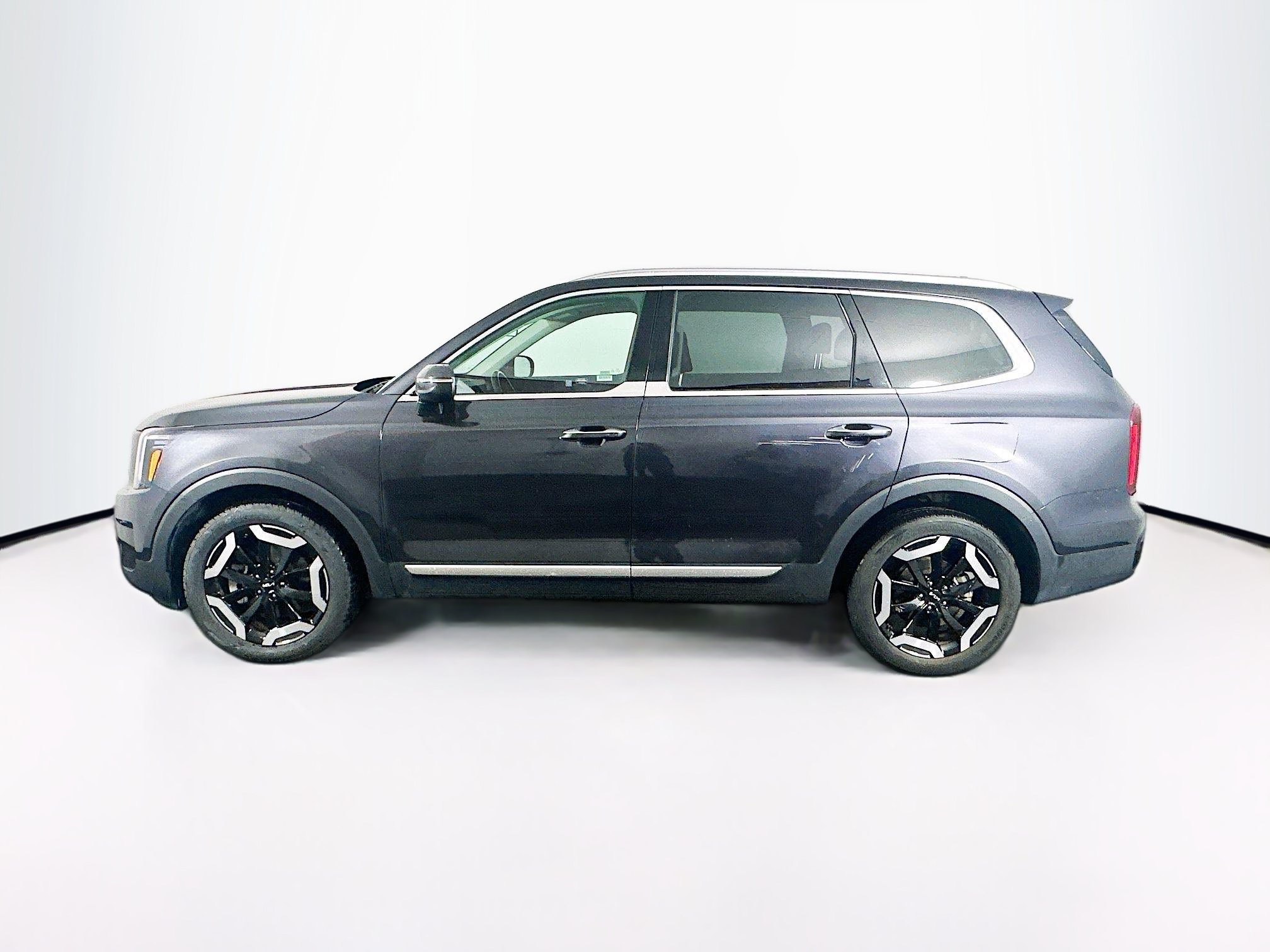 Used 2025 Kia Telluride S FWD image 4