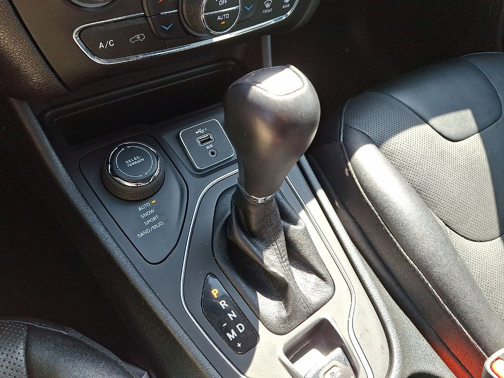 Certified 2022 Jeep Cherokee Latitude Lux w/ Mopar Interior Package image 12