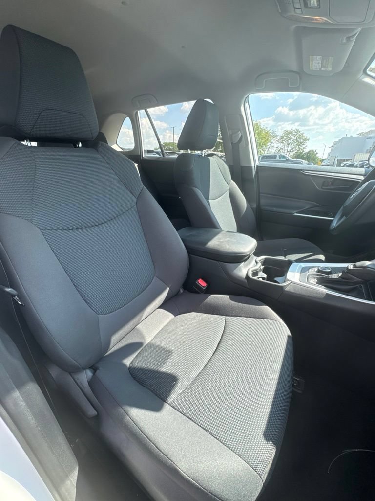 Used 2021 Toyota RAV4 LE AWD/4WD image 15