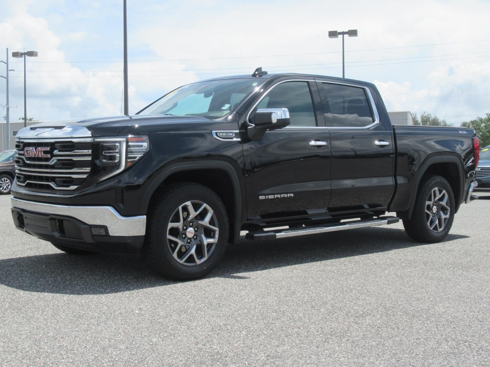 Used 2024 GMC Sierra 1500 SLT AWD/4WD image 3