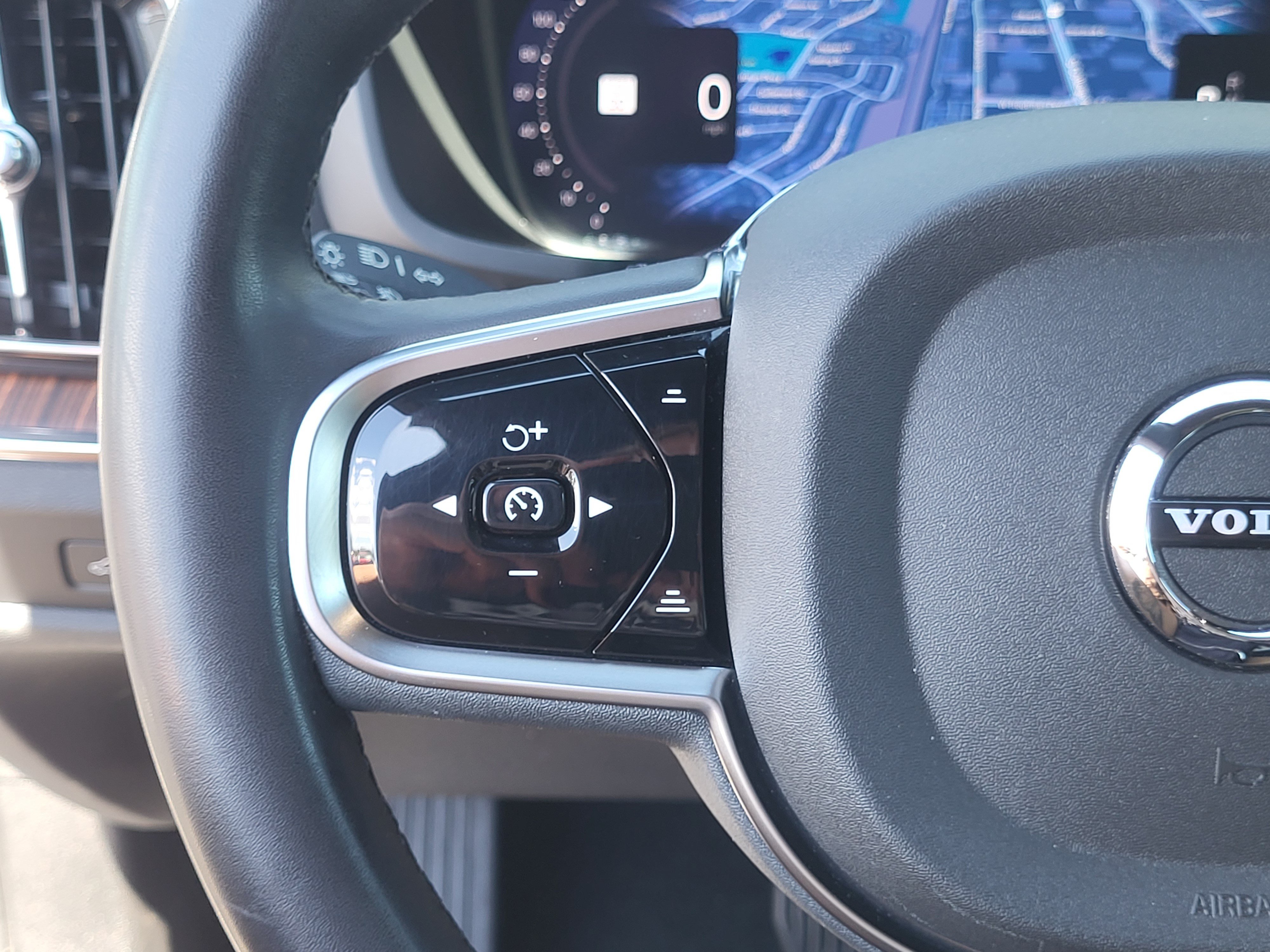 Certified 2024 Volvo V60 B5 Cross Country Ultimate w/ Protection Package Premier AWD/4WD image 15