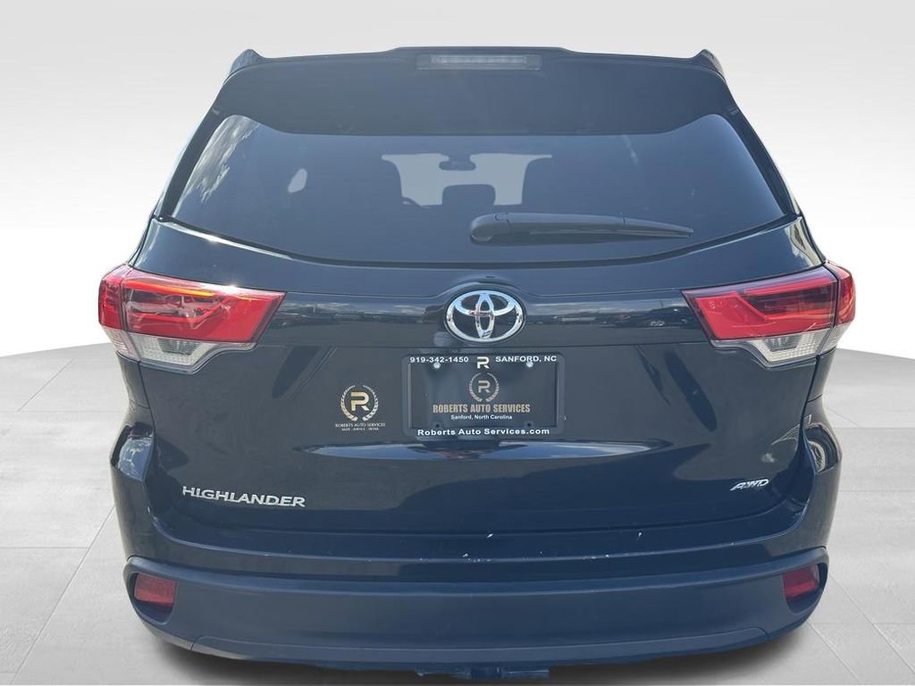 Used 2017 Toyota Highlander LE w/ Carpet Mat Package AWD/4WD image 4