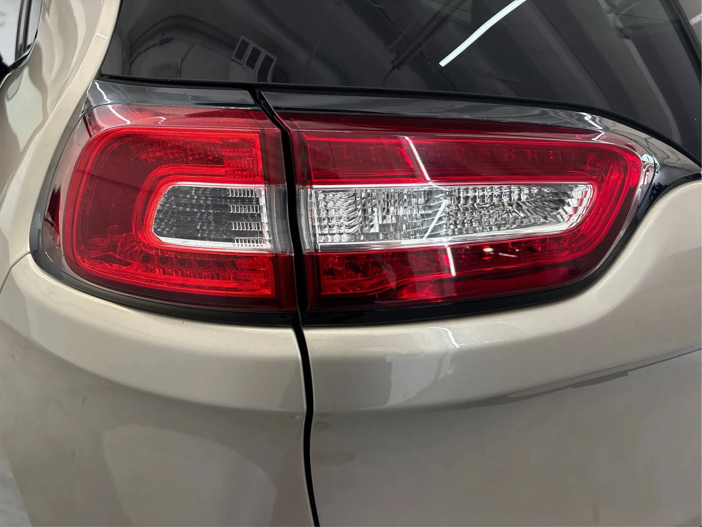 Used 2015 Jeep Cherokee Latitude w/ Cold Weather Group AWD/4WD image 32