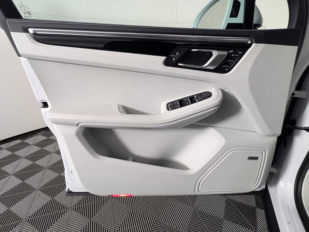 New 2026 Porsche Macan image 25