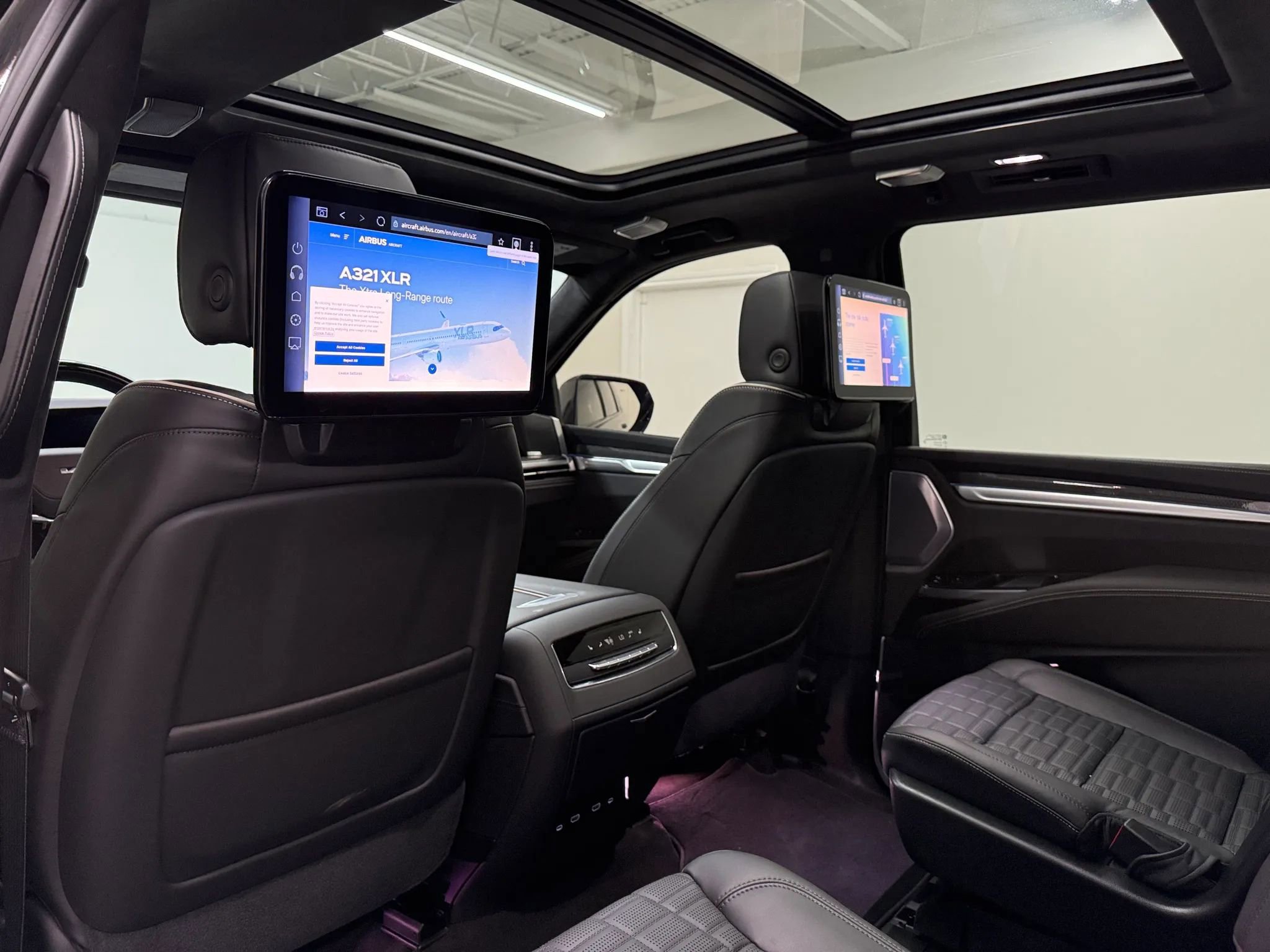 Used 2026 Cadillac Escalade ESV V w/ LPO, ONYX Package image 9