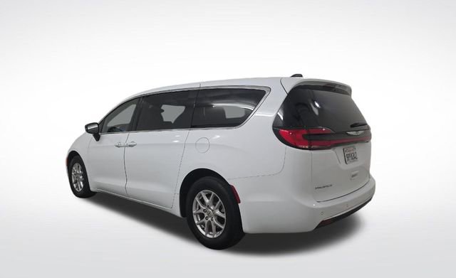 Used 2025 Chrysler Pacifica Select image 8