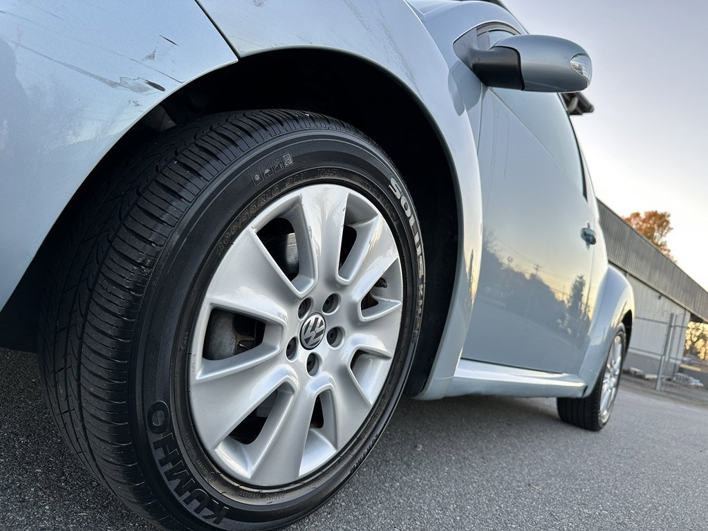 Used 2010 Volkswagen Beetle Coupe image 12