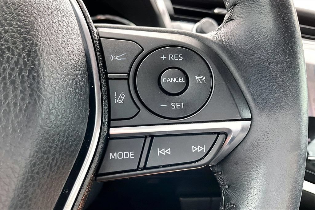 Used 2020 Toyota Camry XLE w/ Sunroof Package FWD image 18