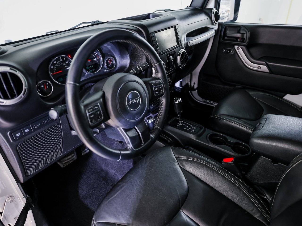 Used 2017 Jeep Wrangler Unlimited Rubicon w/ Connectivity Group image 4