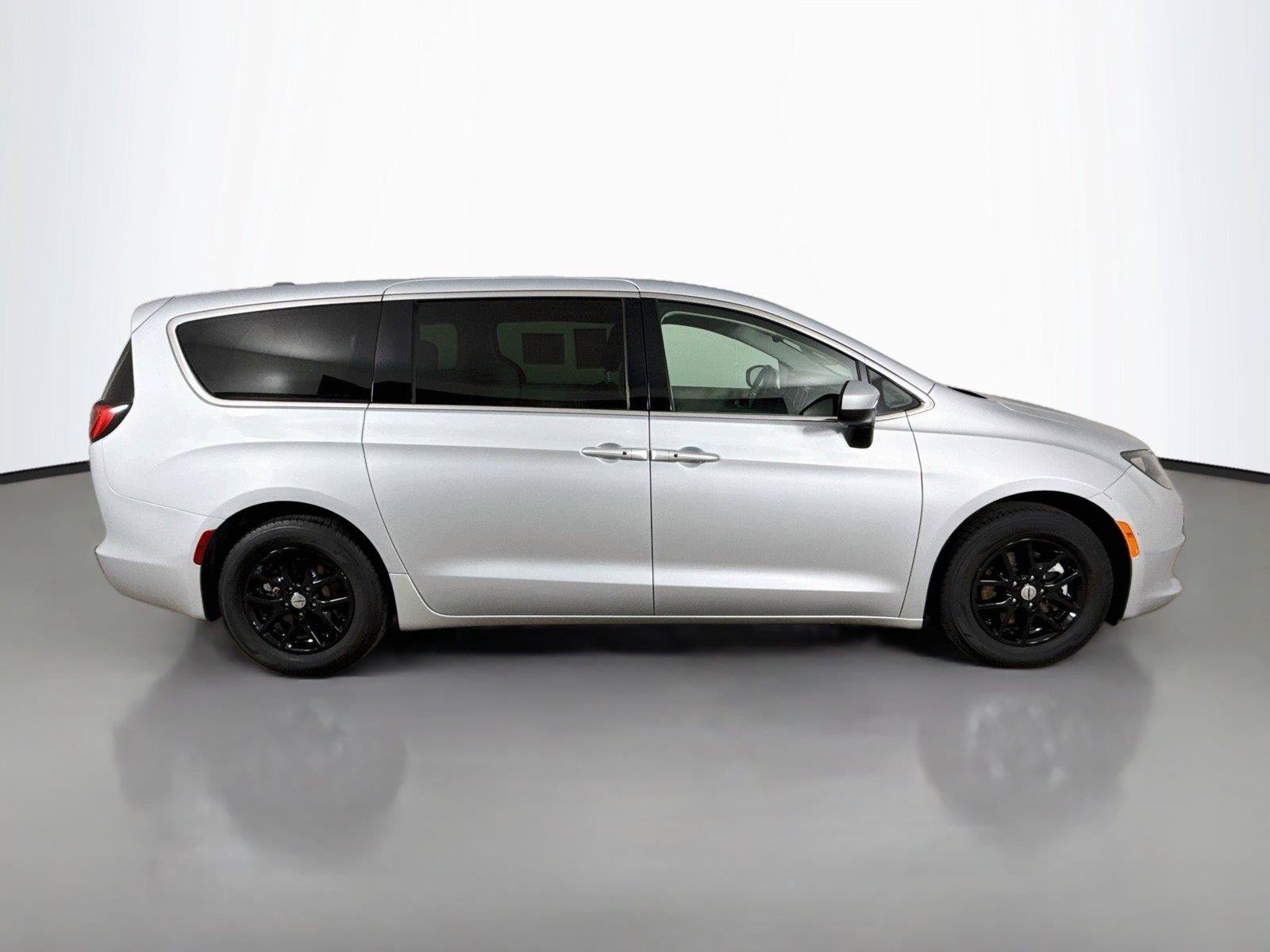 Used 2023 Chrysler Voyager LX FWD image 16