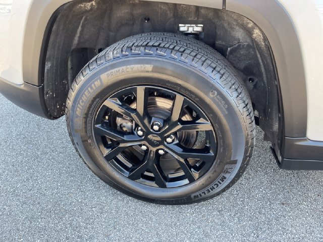 Used 2025 Jeep Grand Cherokee Altitude AWD/4WD image 37