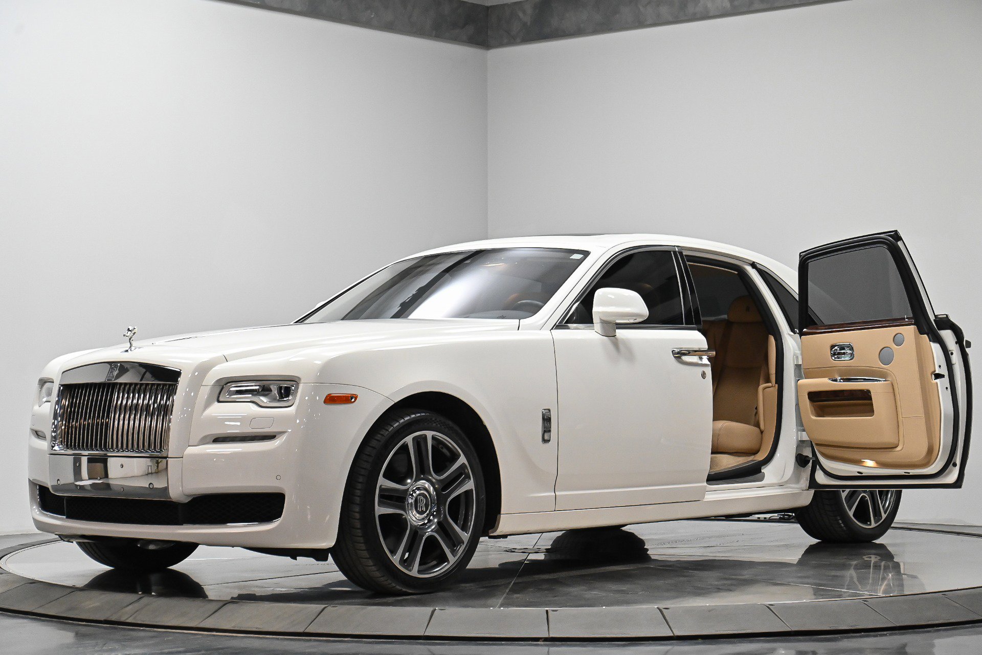 Used 2017 Rolls-Royce Ghost image 2