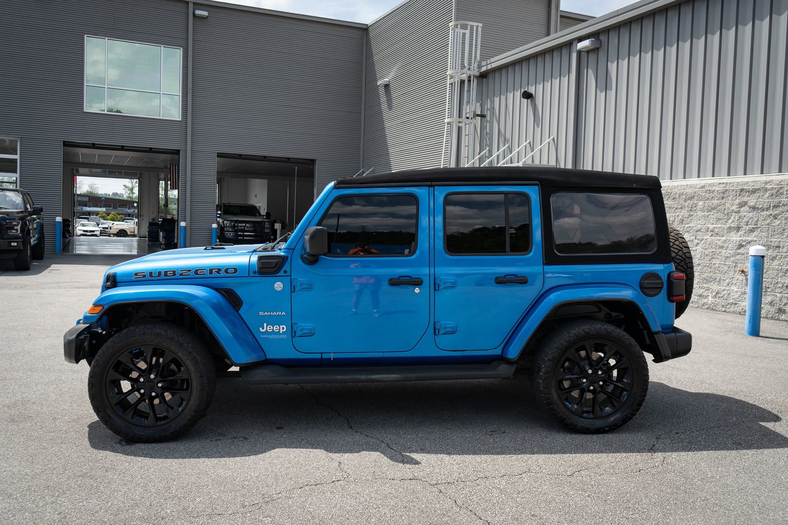 Used 2022 Jeep Wrangler Unlimited Sahara w/ Cold Weather Group AWD/4WD image 5
