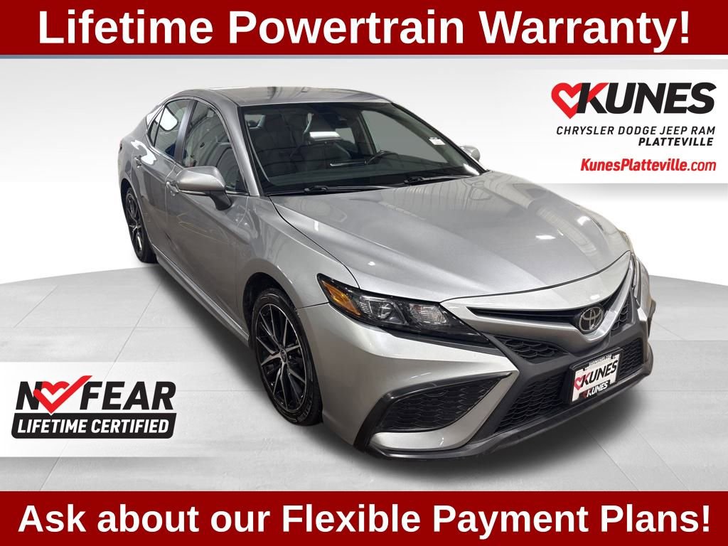 Used 2024 Toyota Camry SE image 3