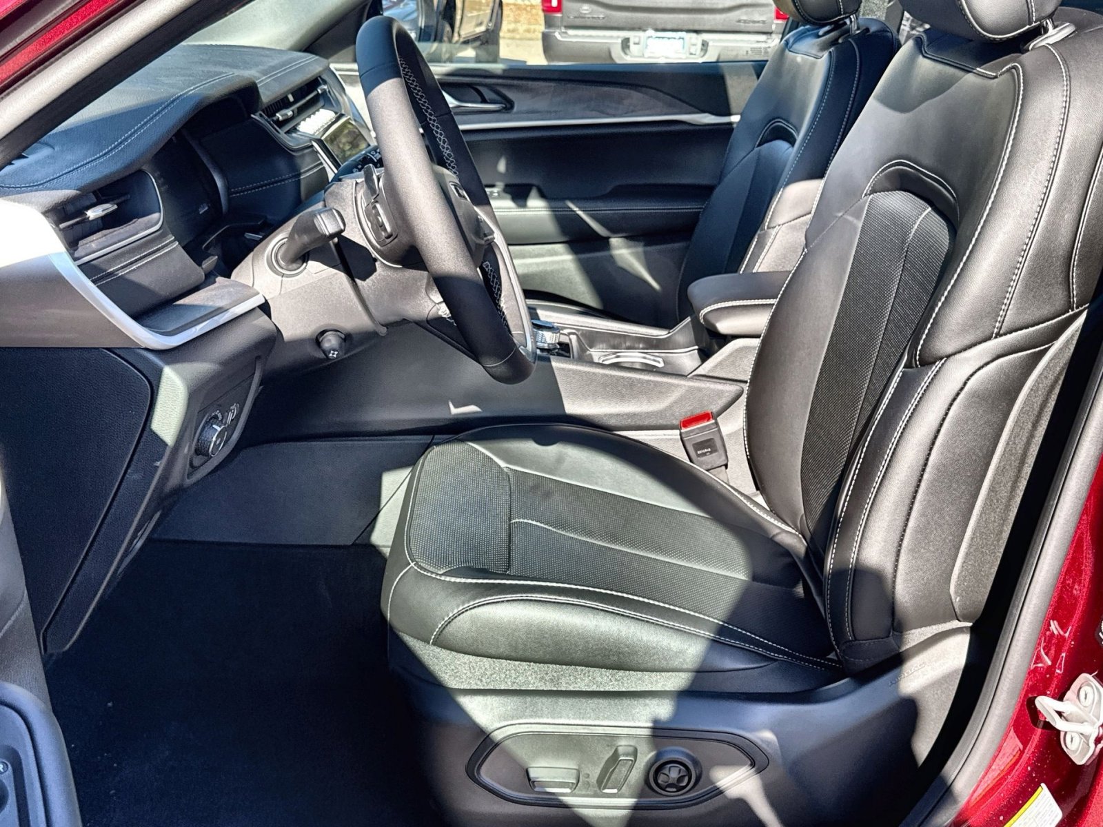 New 2025 Jeep Grand Cherokee Limited w/ Luxury Tech Group II image 13