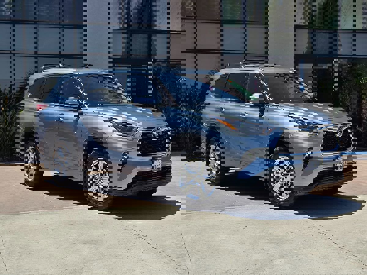 Used 2021 Toyota Highlander LE image 3