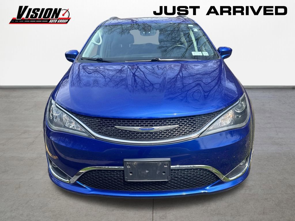 Used 2020 Chrysler Pacifica Touring-L w/ Tire & Wheel Group FWD video 2