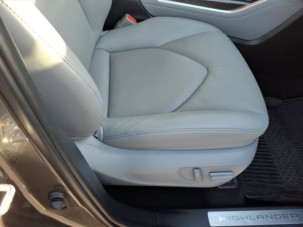 Used 2023 Toyota Highlander Limited image 17