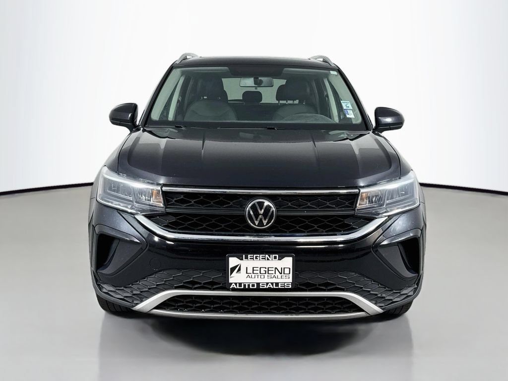 Used 2022 Volkswagen Taos SE w/ Panoramic Sunroof Package FWD image 2