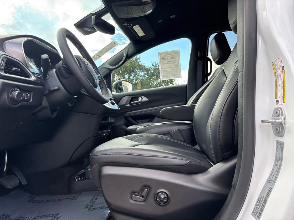 Used 2025 Chrysler Voyager LX image 12
