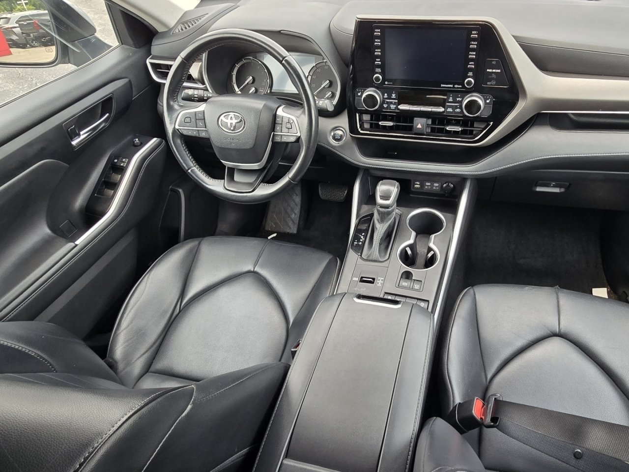 Used 2022 Toyota Highlander XLE FWD image 20
