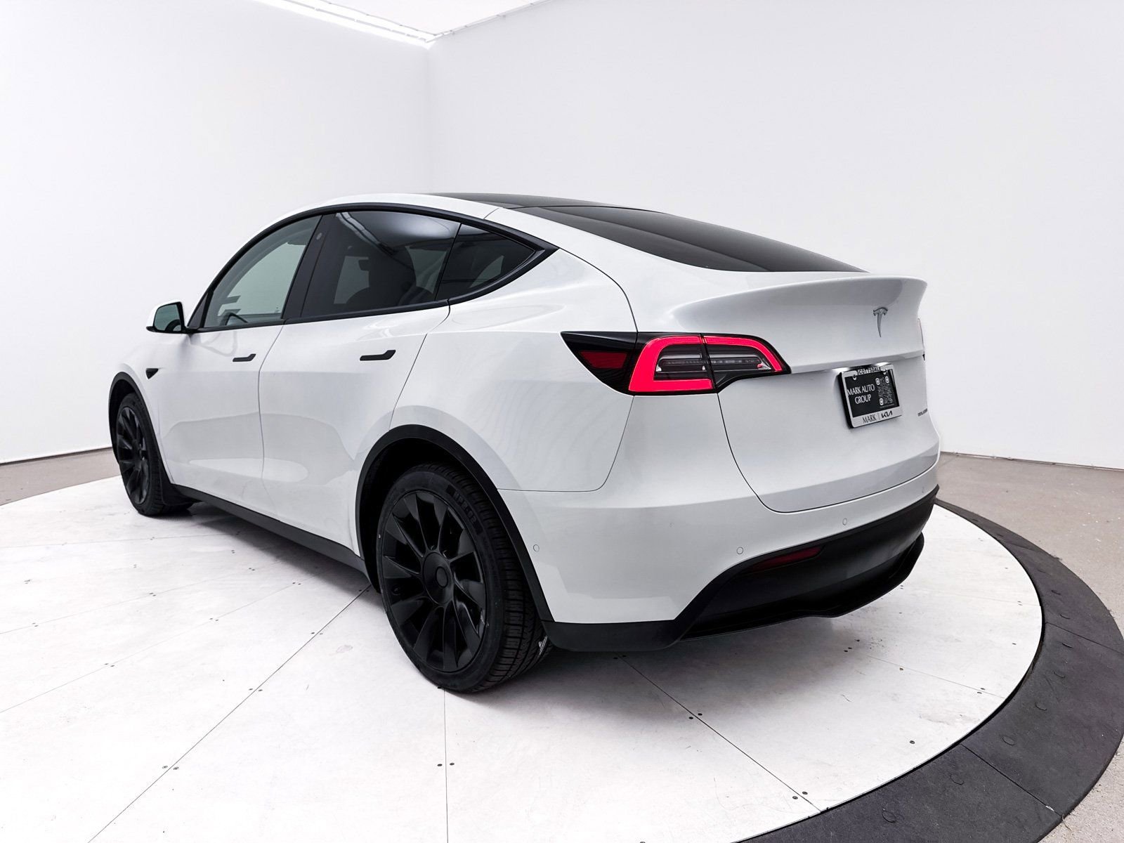Used 2020 Tesla Model Y Long Range image 14