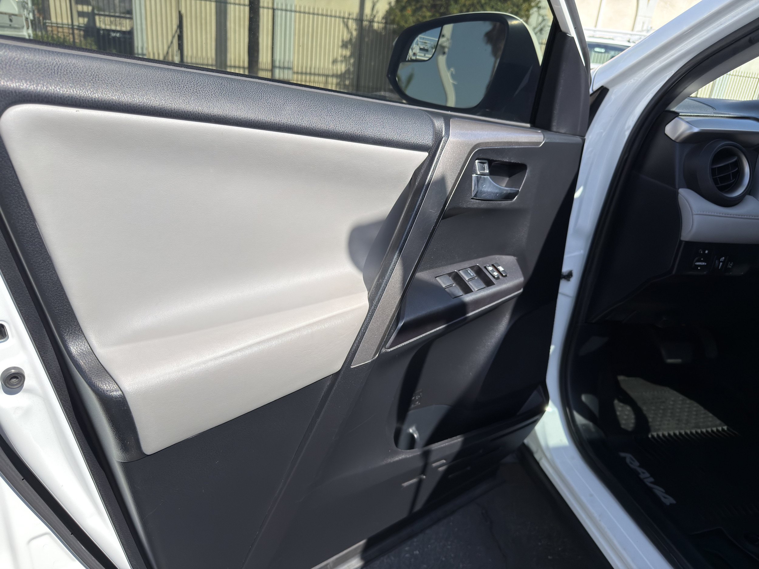 Used 2018 Toyota RAV4 XLE w/ Carpet Mat Package AWD/4WD image 24