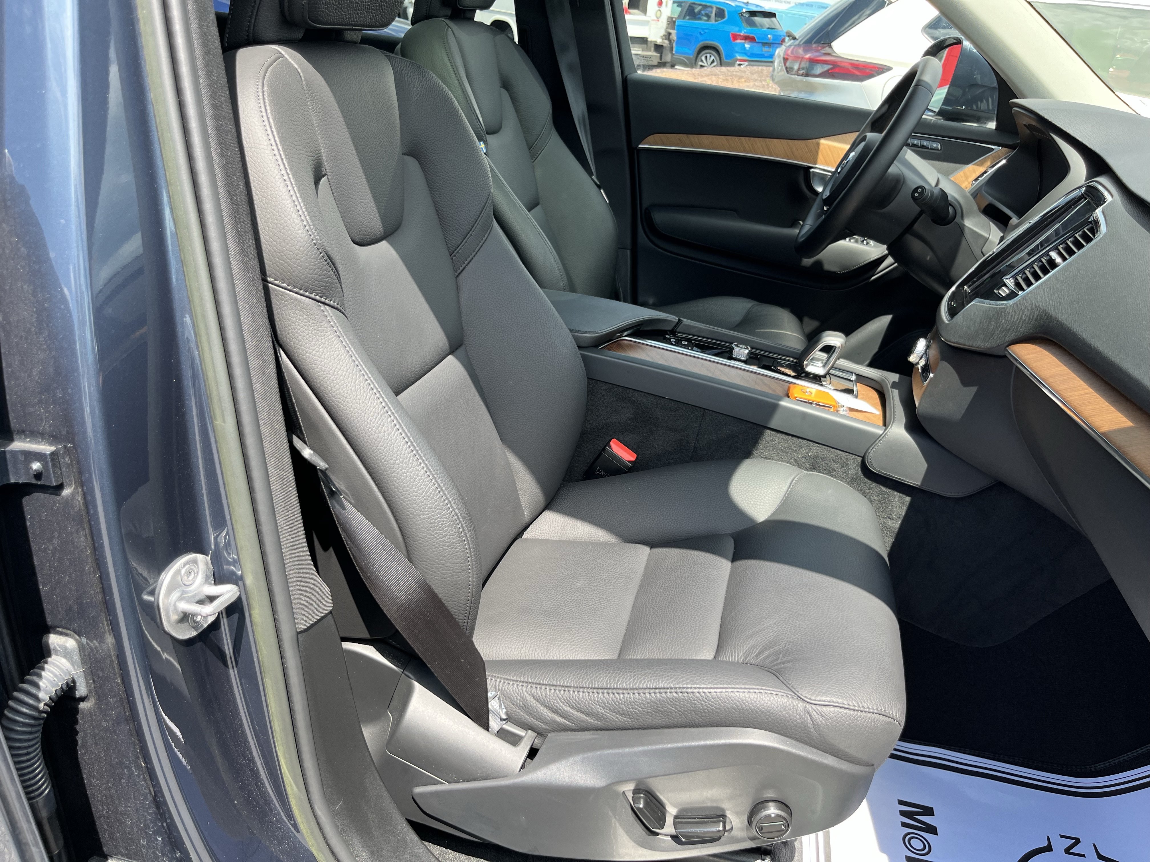 Used 2023 Volvo XC90 B6 Plus AWD/4WD image 3
