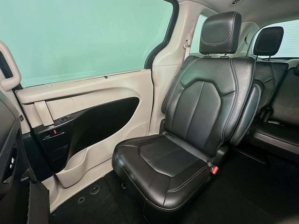 Used 2024 Chrysler Pacifica Touring-L FWD image 12