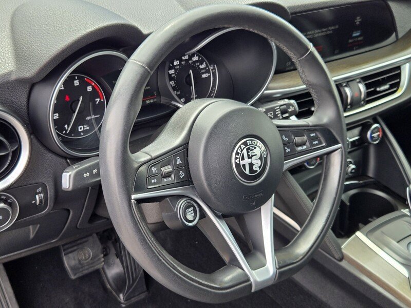 Used 2018 Alfa Romeo Stelvio Ti AWD/4WD image 17