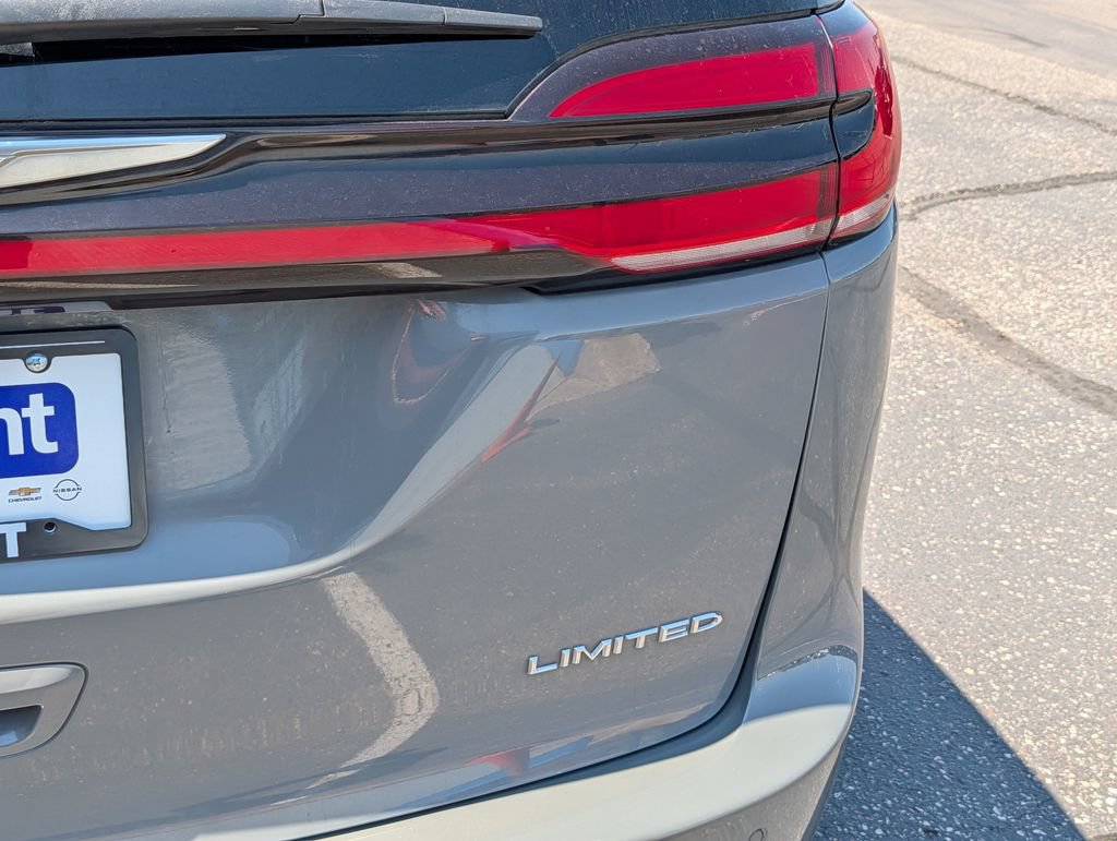 Used 2022 Chrysler Pacifica Limited FWD image 6