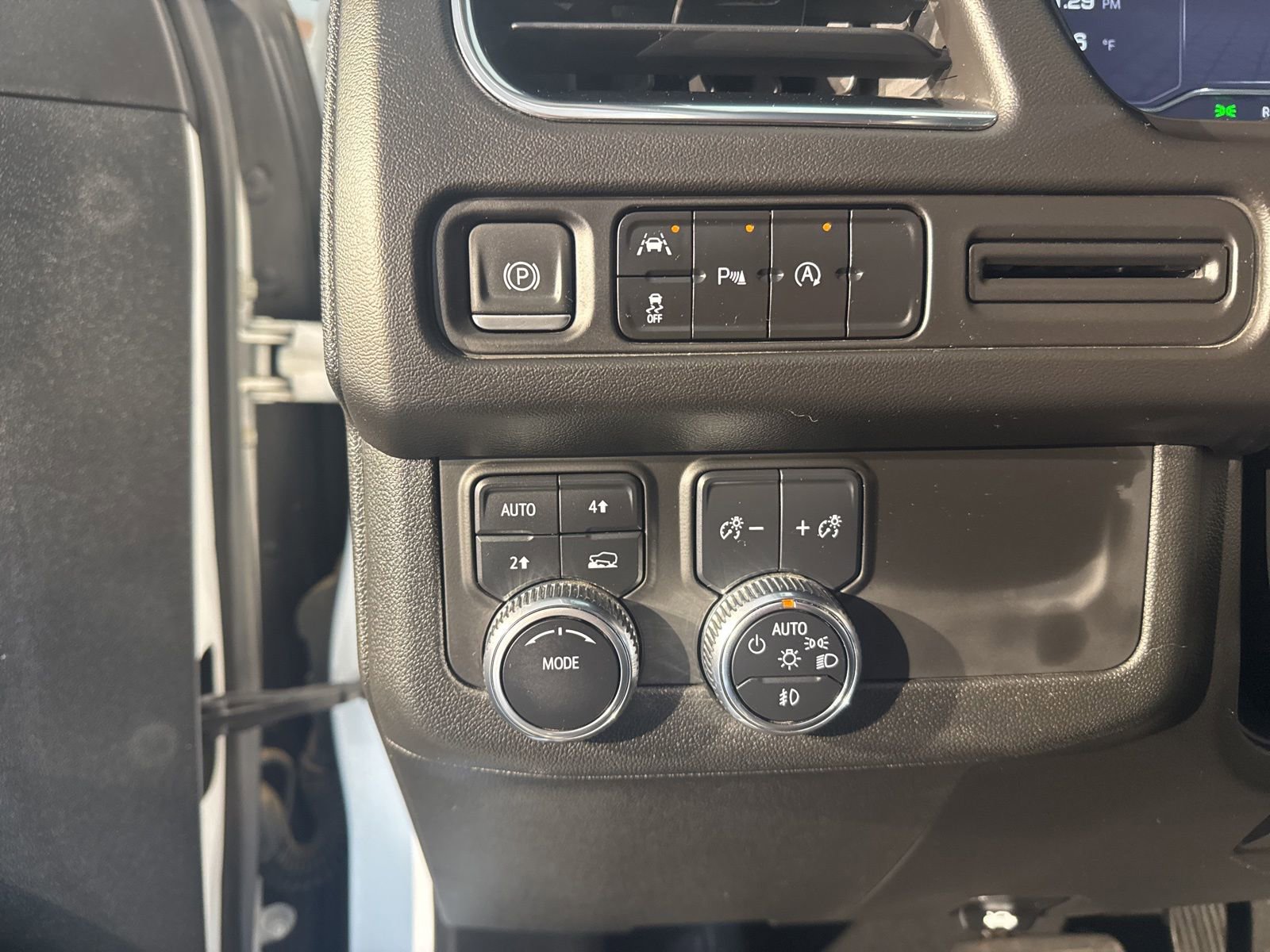 Used 2023 GMC Yukon SLT image 25