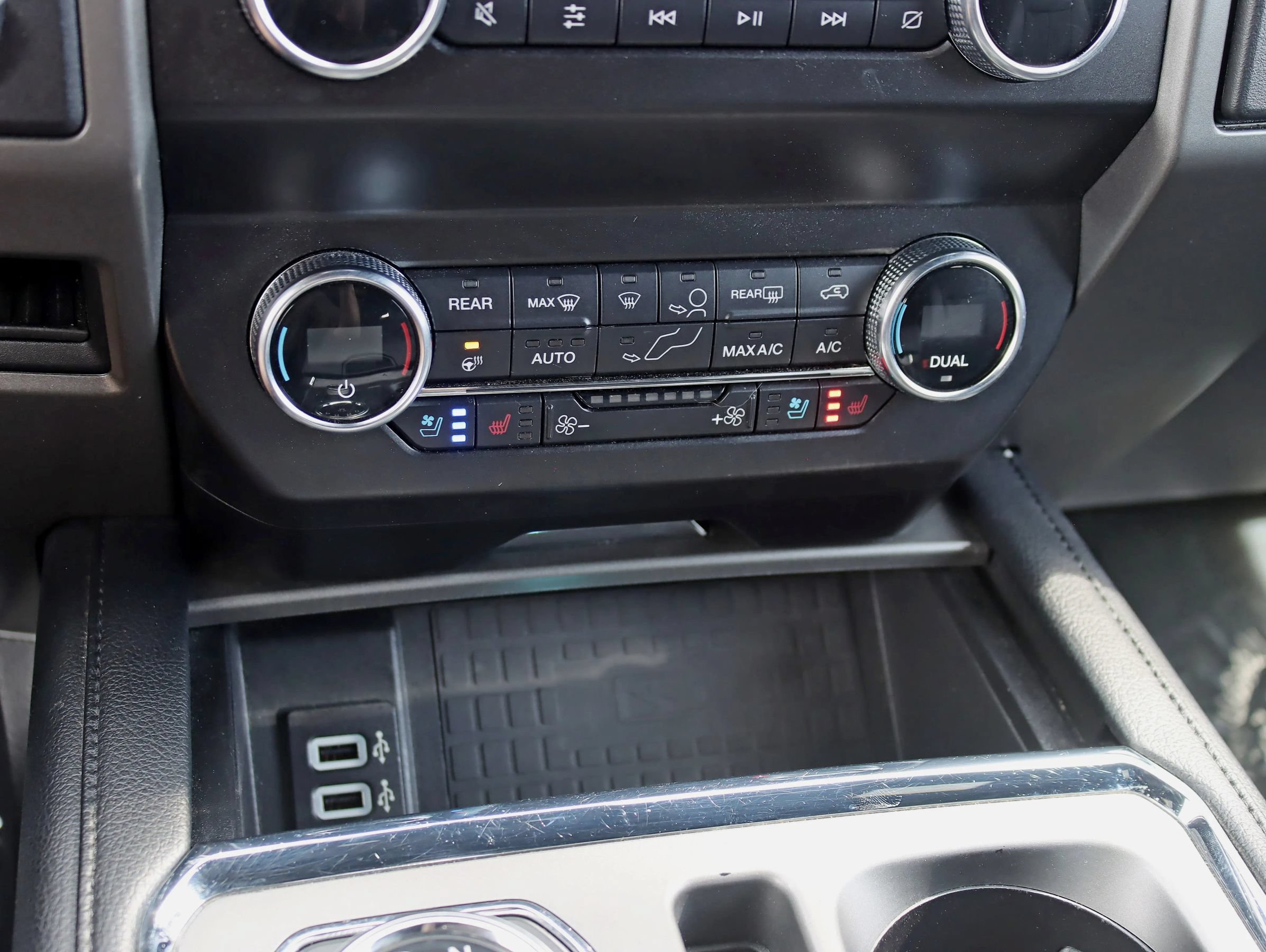 Used 2019 Ford Expedition XLT w/ Equipment Group 202A AWD/4WD image 26