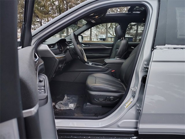 New 2025 Jeep Grand Cherokee Limited w/ Trailer Tow Package image 2