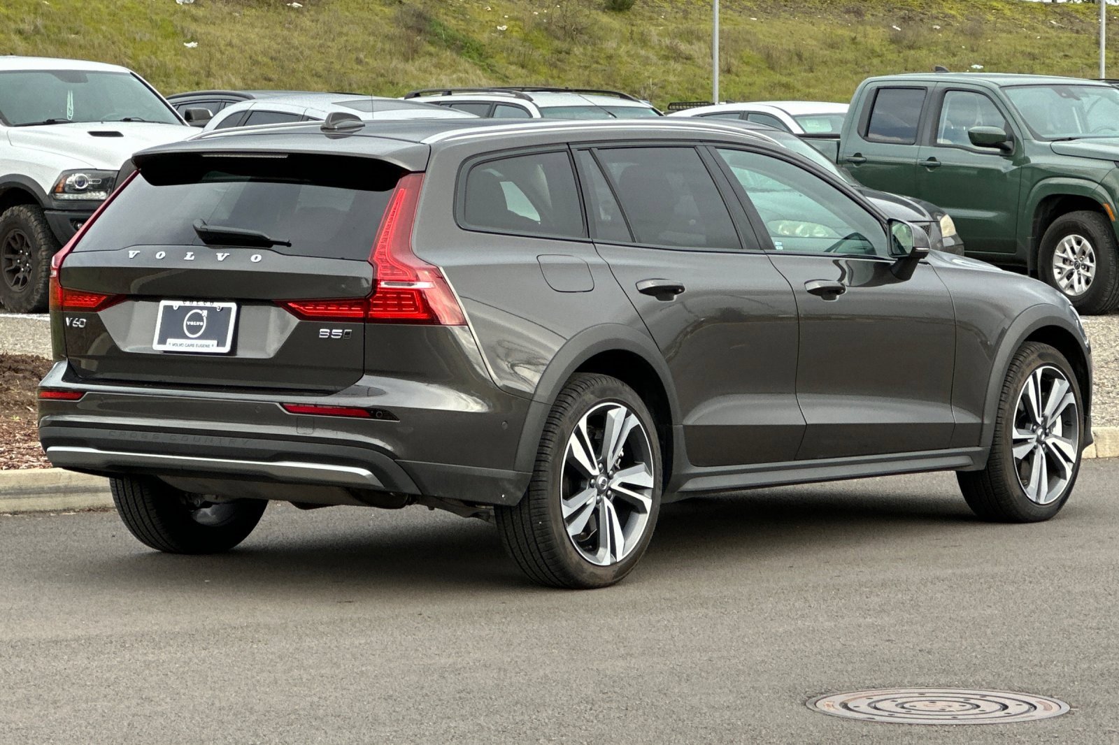 Used 2025 Volvo V60 B5 Cross Country Plus image 3
