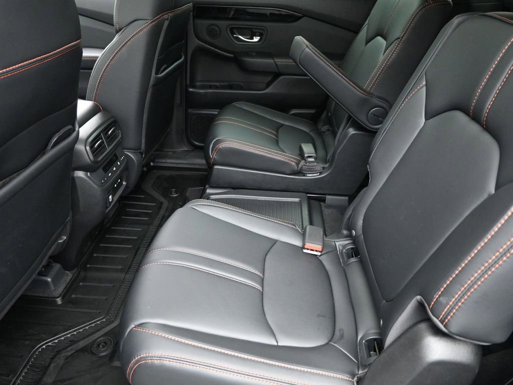 Used 2025 Honda Pilot TrailSport image 11