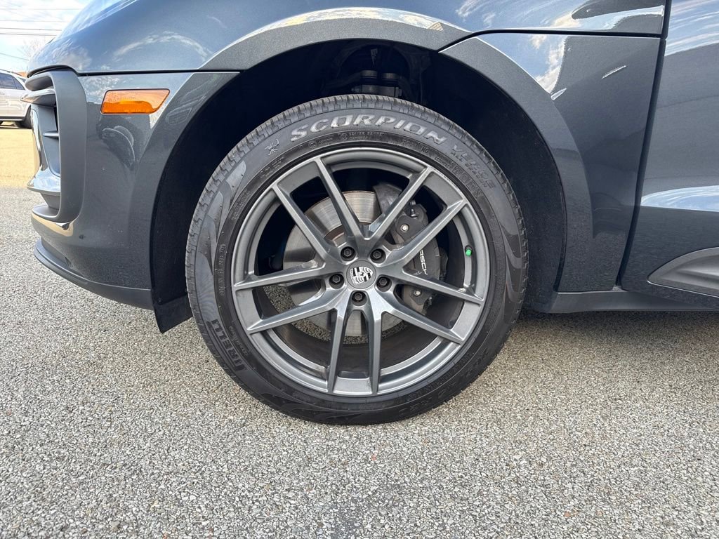 Used 2025 Porsche Macan Base image 27