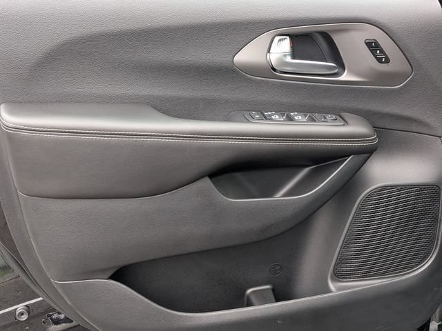 New 2027 Chrysler Pacifica Select FWD image 14