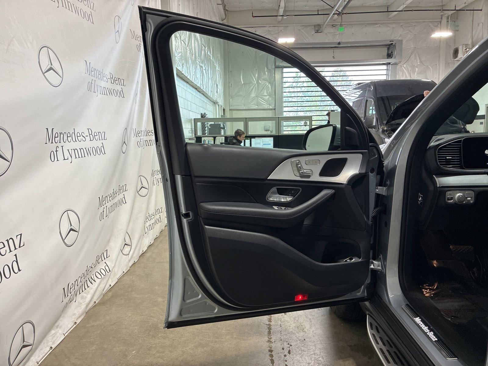 Used 2025 Mercedes-Benz GLE 450 4MATIC w/ AMG Line Exterior image 12