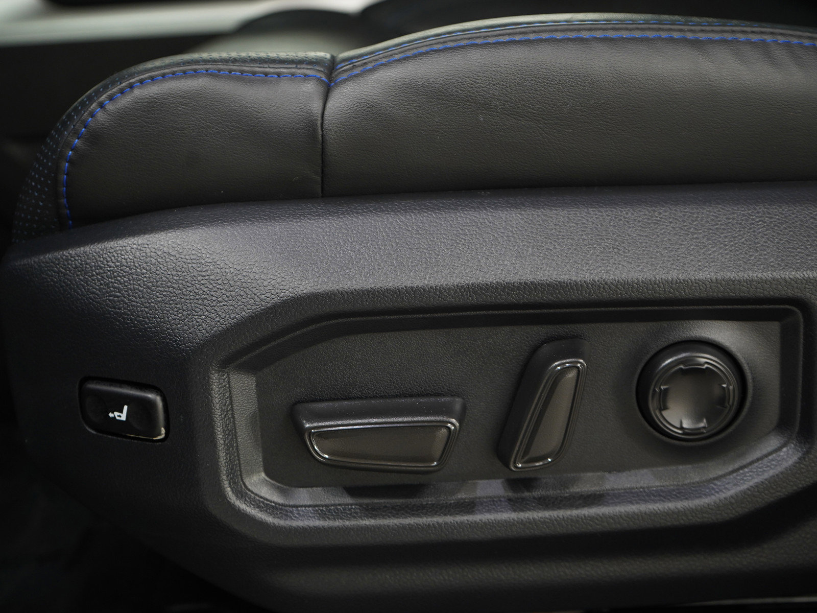 Used 2025 Toyota Sequoia Platinum AWD/4WD image 31