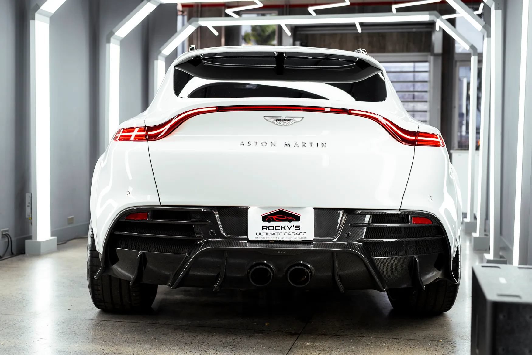 Used 2021 Aston Martin DBX AWD/4WD image 14